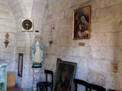 Su una colonna in marmo su cui sono incisi due angioletti � posizionata la statua della Madonna. Sulla parere vi � un quadro su cui sono rappresentati San Gioacchino, Sant' Anna e la Vergine da bambina e un altro quadro che rappresenta la Madonna del Santo Rosario